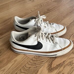 Nike Men’s White Leather Sneakers with Black Swoosh and Brown Trim